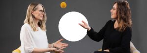 Birgit Ermeling und Daniela Schneeberger werfen einen Ball im Impulsraum Bildung in Linz